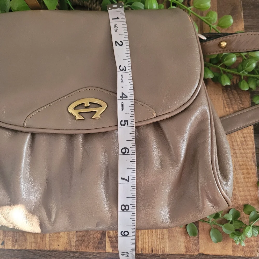 Etienne Aigner elegant taupe crossbody bag - Picture 9 of 11